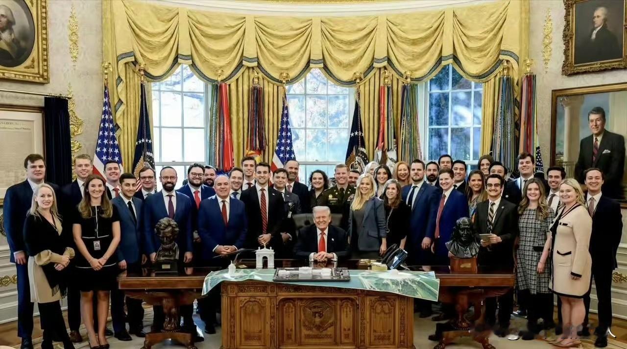 豁！这白宫选人用人也变了？[捂脸哭]都变白了，怎么一个黑的也没有？