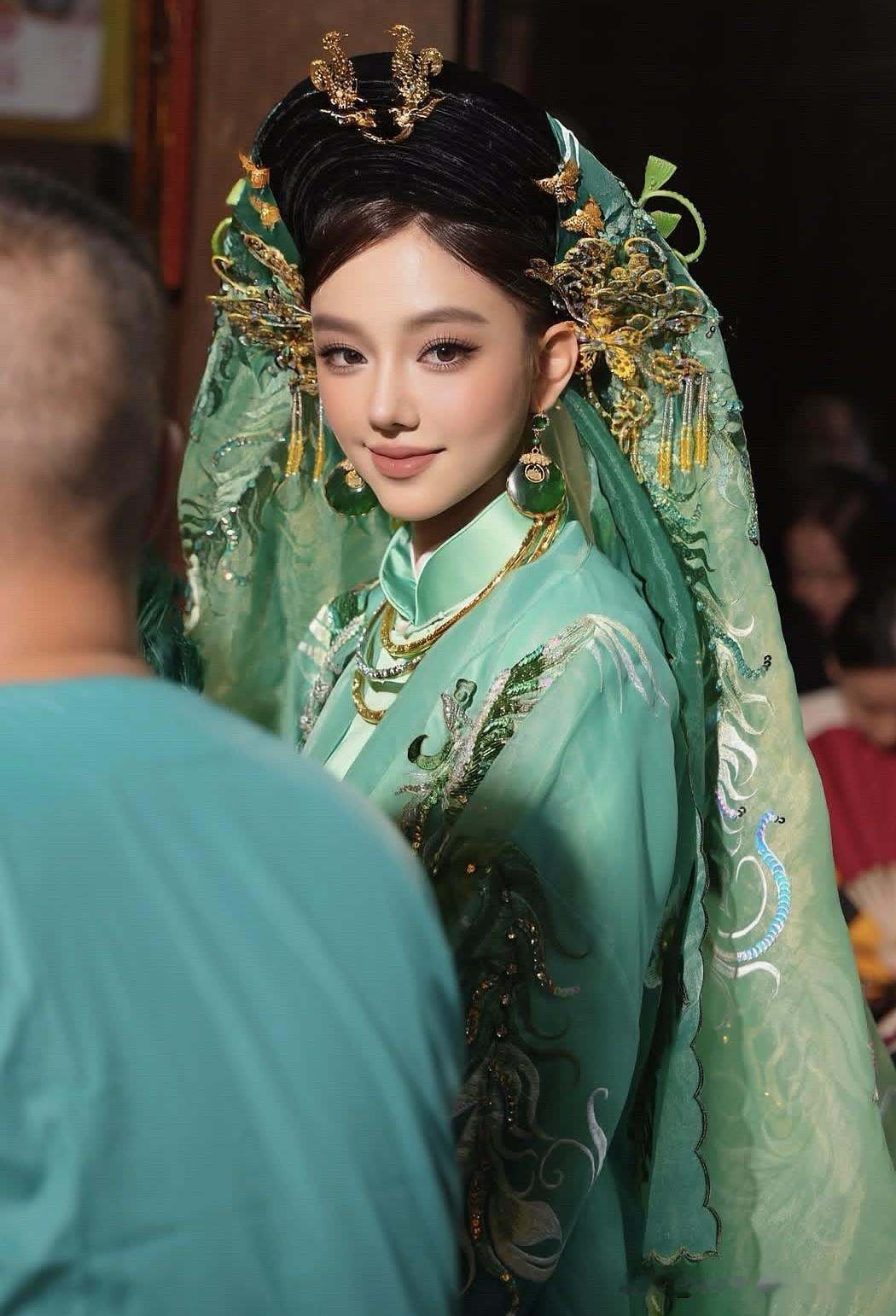 想不到，越南也有如此美丽的霓裳美人。在越南旅行，除了街头咖啡与法式建筑，若想