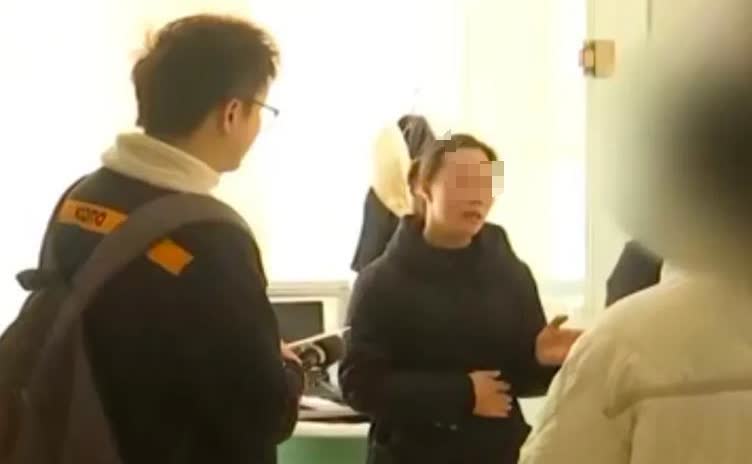 福建福州，一男子收到物业通知，要求他和其他业主一起公摊5万电费、1000