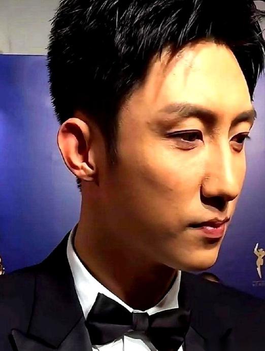 一个中国记者，在中国地盘上，对着中国演员，突然开始狂飙英文提问。黄景瑜抬眼看了看