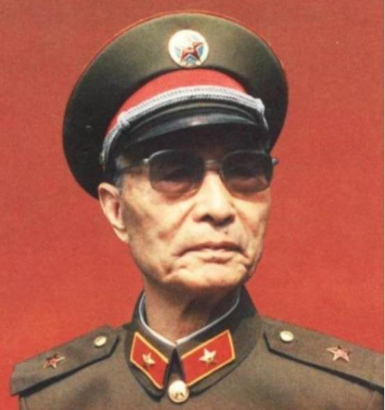 1964年，张将军视察酒泉某基地时，途经机关服务社，突然注意到几名战士穿着整齐，