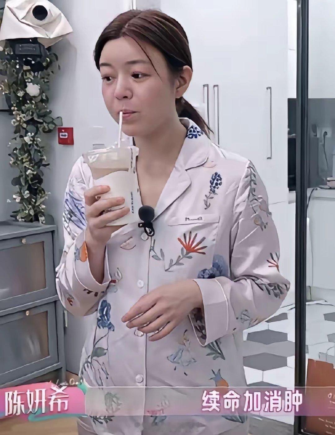 这么一看，原来陈妍希没骗人，当初她说自己演小龙女的时候水肿厉害，所以不够漂亮，才被叫做“小笼包”。​