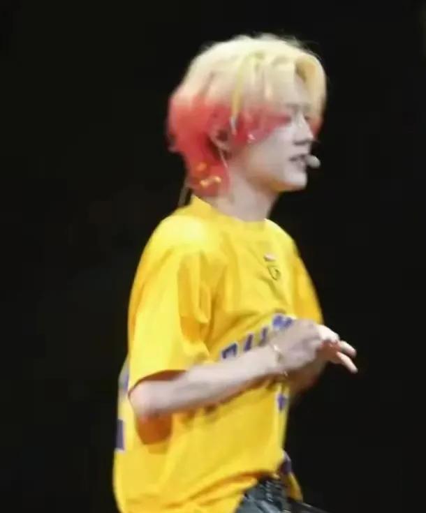鹿晗摘戒指了！他与关晓彤分手，谁也不怪。初恋很美，关晓彤应该感谢鹿晗。一个先在海