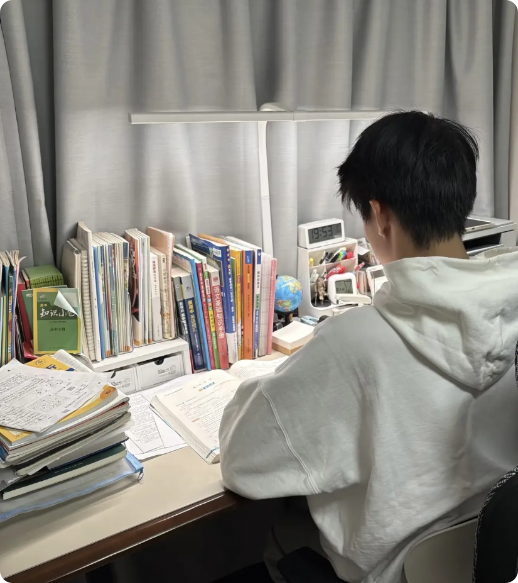 一男孩高考结束后在家睡了两天三夜，父母不敢去打扰，直到第三天早上才敢进去看一眼。
