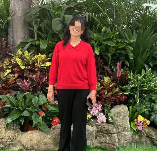 陕西，一女子悄悄跑到人家的菜地里去掰玉米，被路过的大姐看到，大姐立刻制止，还使用