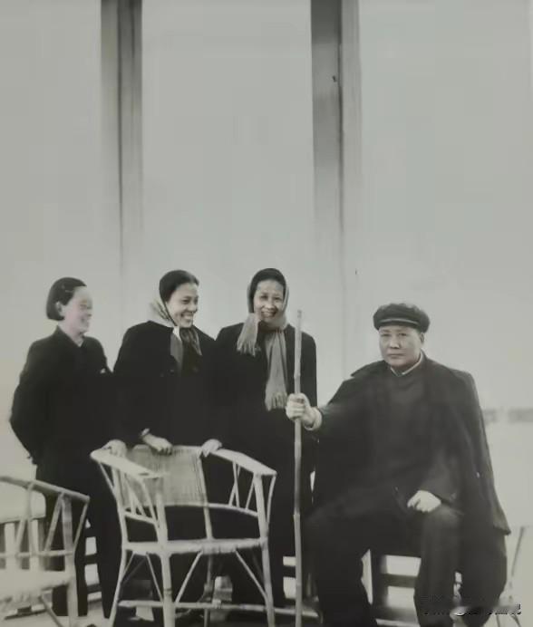 这张照片太珍贵了，伟人与史良、蔡畅、何香凝三名杰出女性的合影，三人用崇拜的眼神注