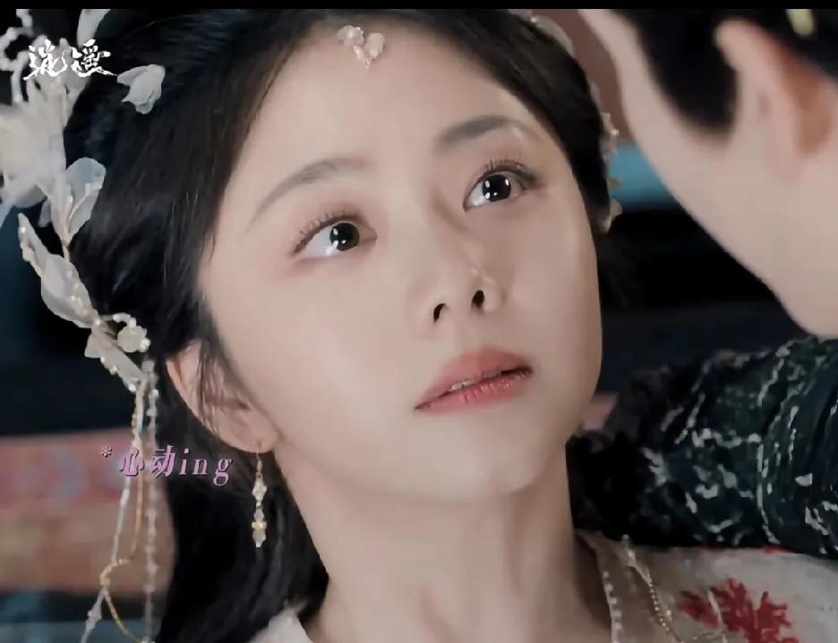 说实话，35岁谭松韵一点也不显老。在逍遥里，她这个角度脸部也没有塌陷，显年轻看