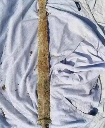 “简直赚翻了！”12月11日，安徽六安，一男子在泥里挖泥鳅时，突然碰到了坚硬的东