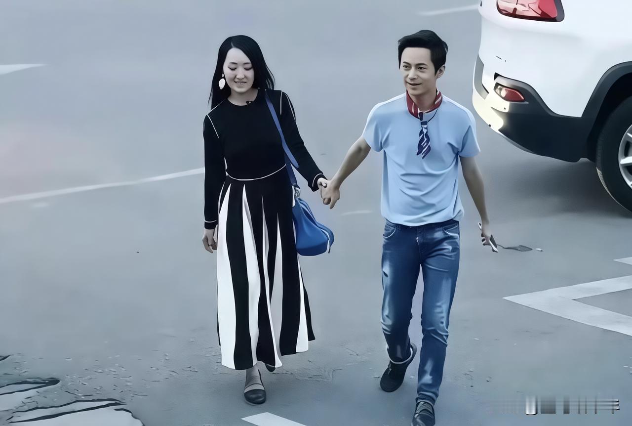 51岁何炅牵手54岁杨钰莹：娱乐圈成年人最珍贵的神仙友谊近日51岁何炅与54