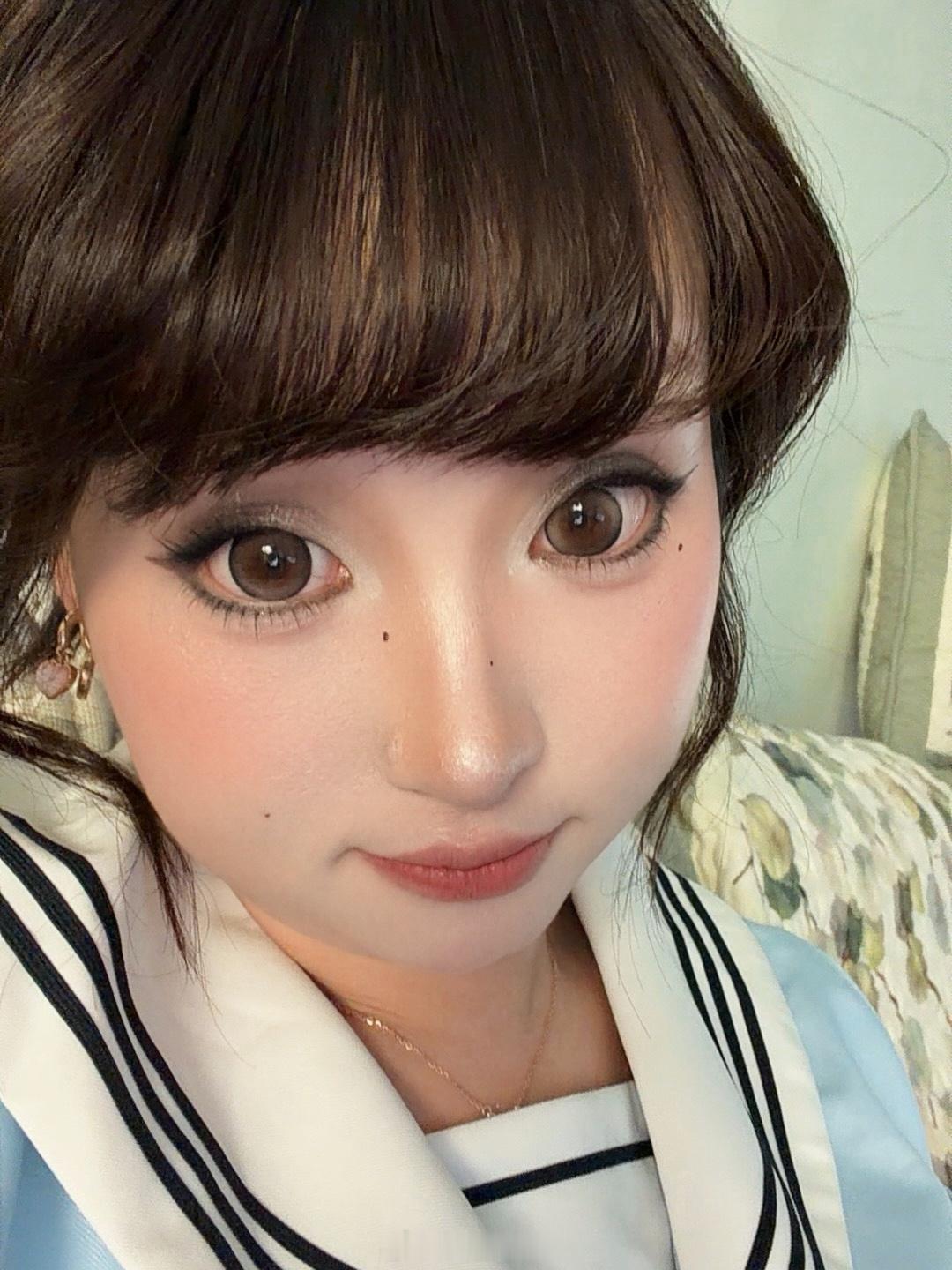 很喜欢我今天这个妆喔，不过还是被相机吃妆了