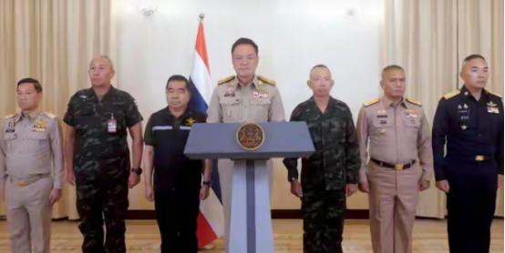 柬埔寨被泰国的F-16炸懵了！洪森父子在柬埔寨边界也没少调兵强将，大炮筒也是拉着