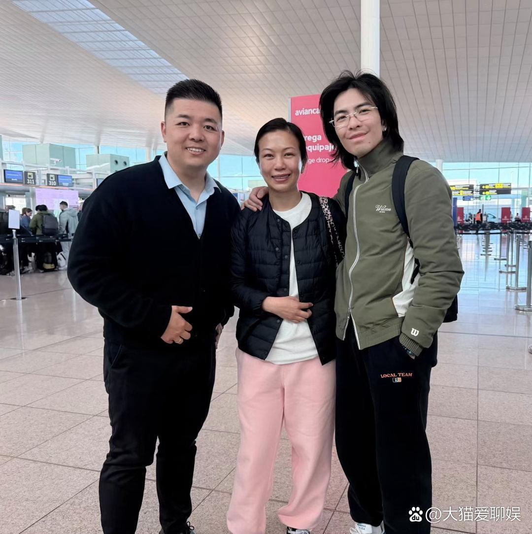 39岁萧敬腾与妻子林有慧现身巴塞罗那街头，长发素颜出镜，真人身形十分消瘦，颜值在