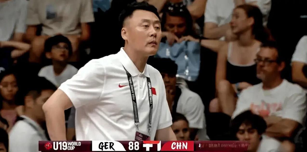 咪咕解说表达不理解：中国队最厉害的球员只打了13分钟”。球迷赛后给主教练曲绍斌的