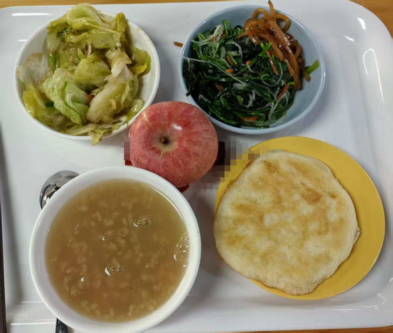 我最喜欢在单位餐厅吃饭：一顿午餐，花了7块钱。很多人不喜欢单位的餐厅，我却很