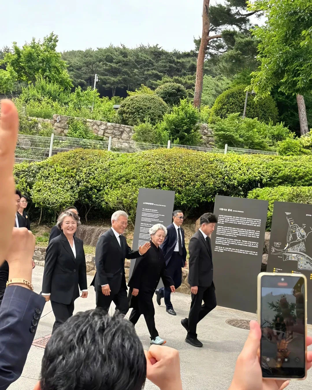 文在寅李在明：政治老少会面---
