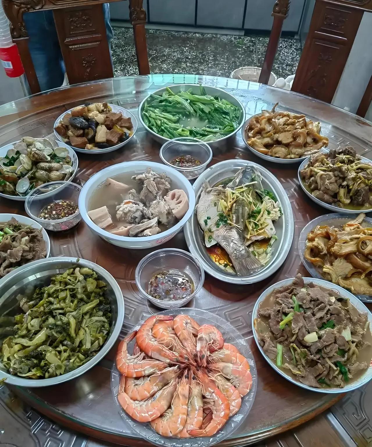 儿子一家来我这儿吃饭，儿子突然说：妈，要不我们以后都在这吃吧，每月给你2000块