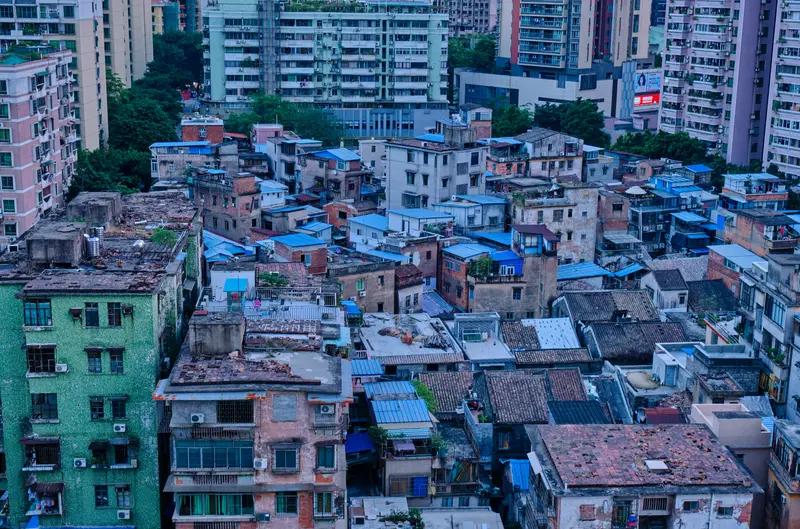 广州堪称“最叛逆的一线城市”。它顶着国际大都会的头衔，却放任城中村在CBD旁野蛮