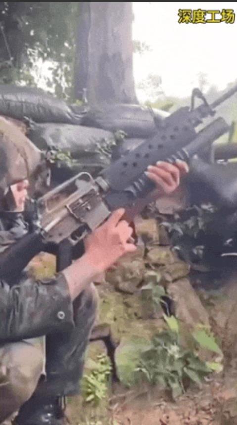 柬埔寨轻武器都是我国步枪机枪狙击步枪，泰国军队主要都是美国以色列轻武器。柬埔寨军