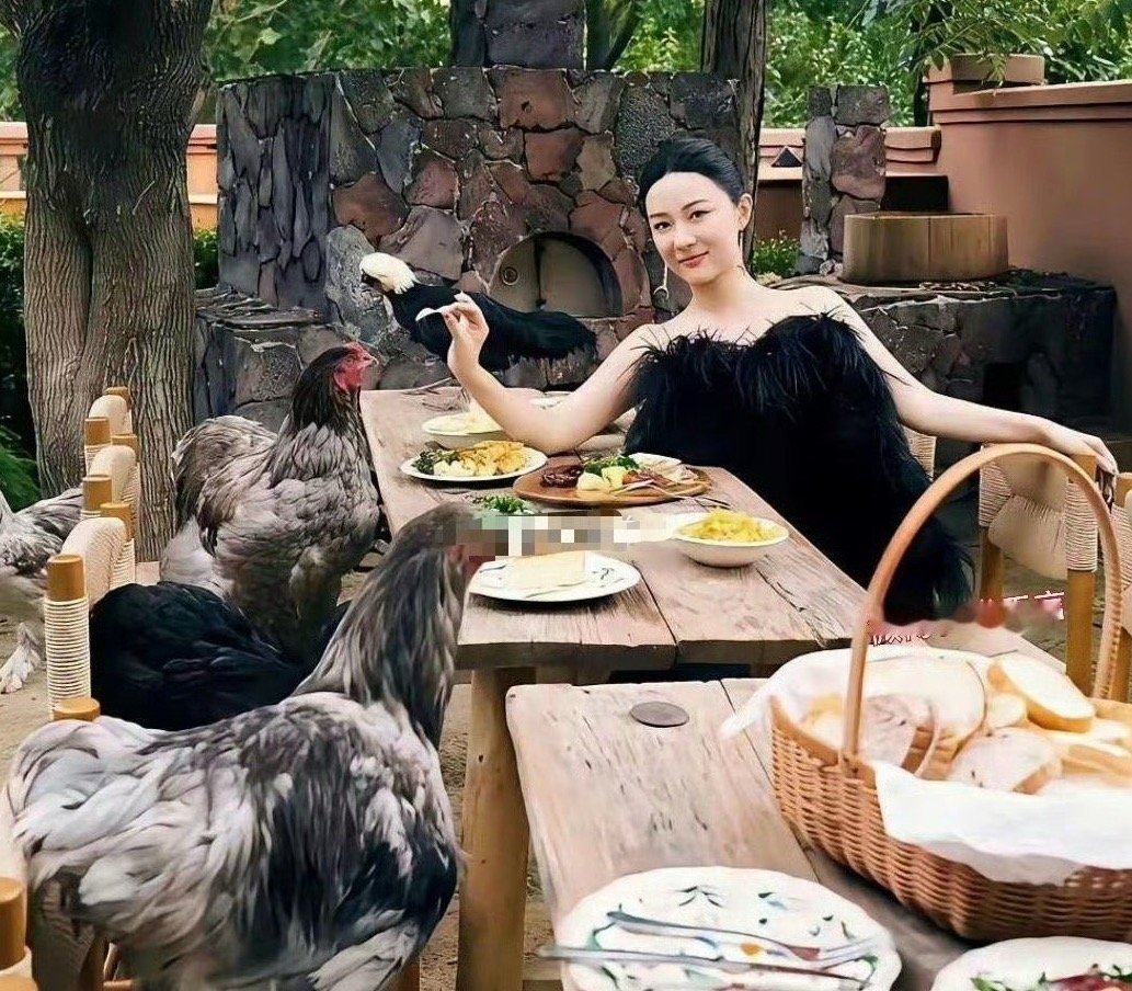 有钱人就是不一样，吃个饭都得穿高定啊！
