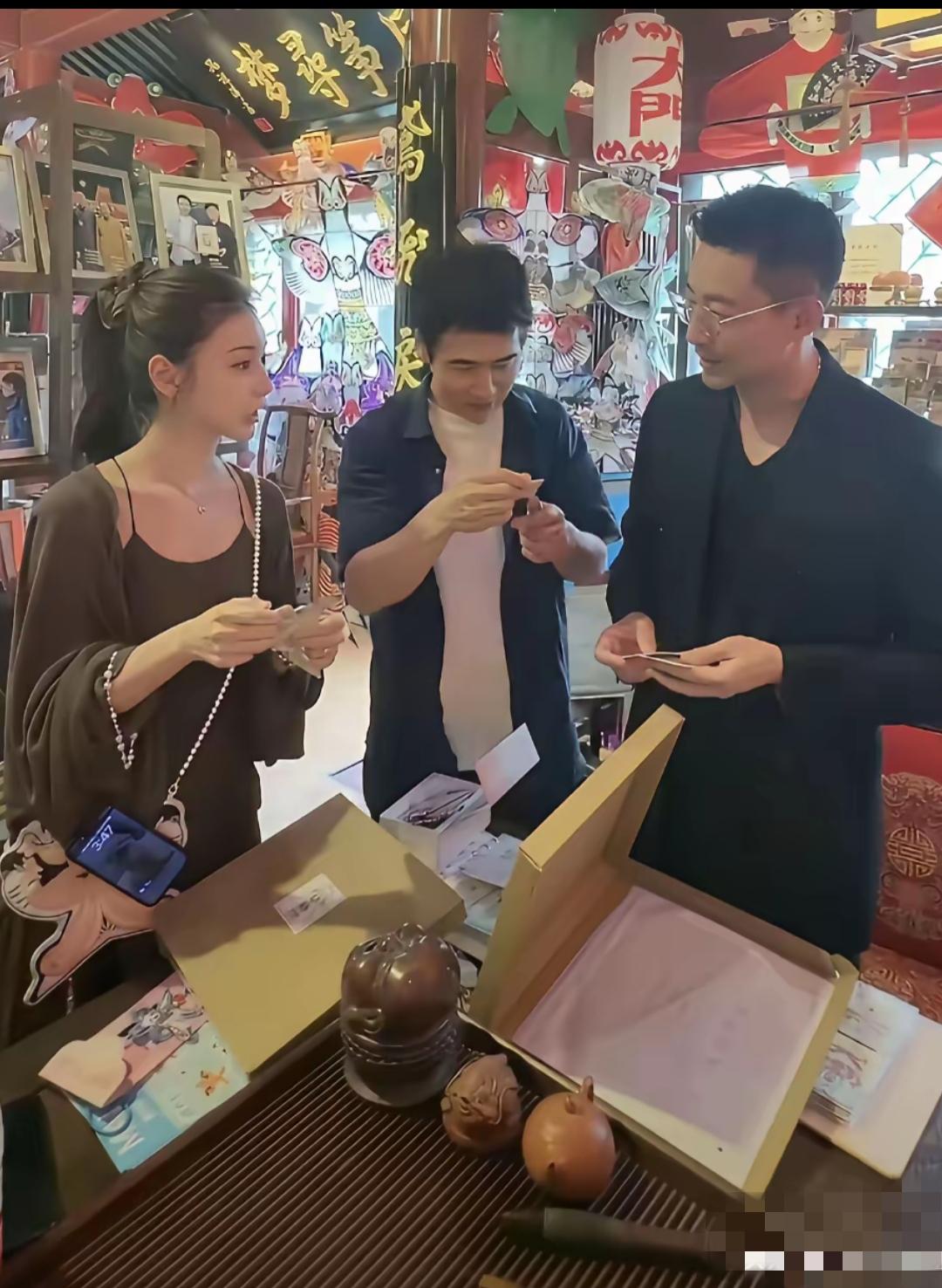 汪小菲带着老婆孩子在大观园宣传麻六记，儿子小汪宝在保姆怀里呼呼睡着！只见汪小