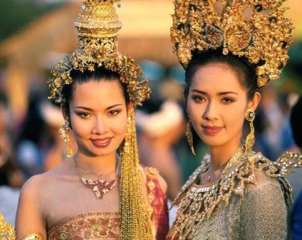 来八卦一下泰国拉玛二世的青梅竹马，未婚先孕的表妹拉玛二世原名钦，是拉玛一世的长