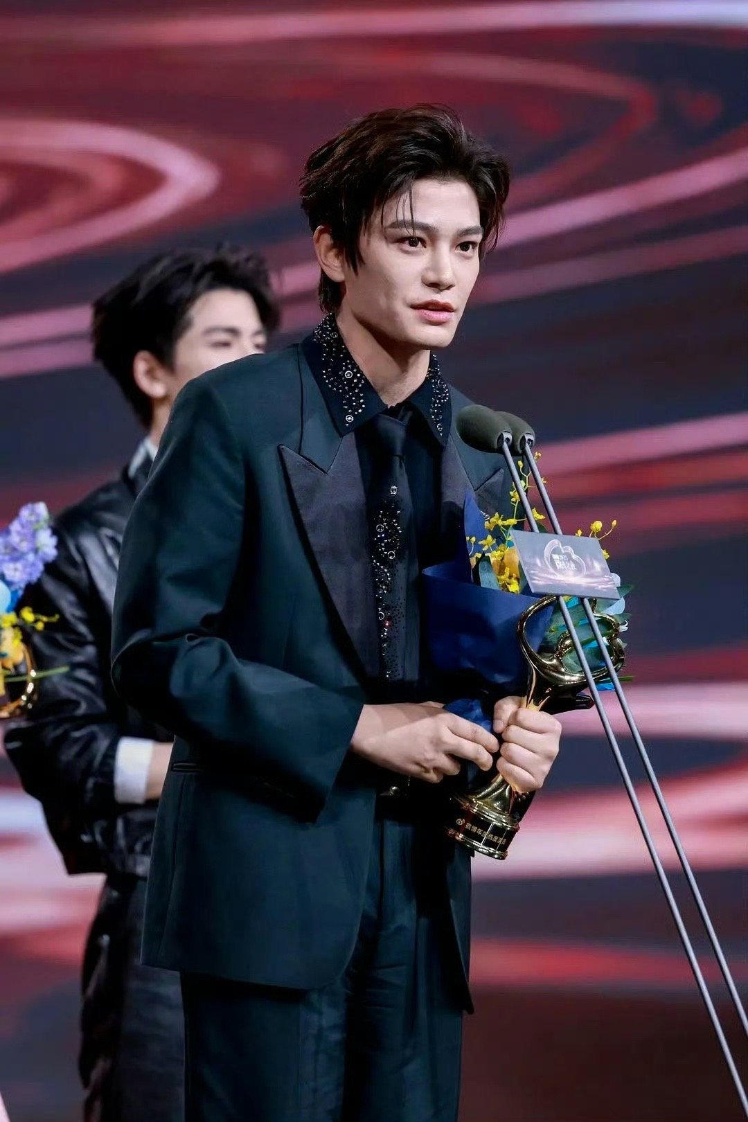 啊啊啊啊啊啊随橙想这是微博之夜发出来的图…..电视机真的被吊打