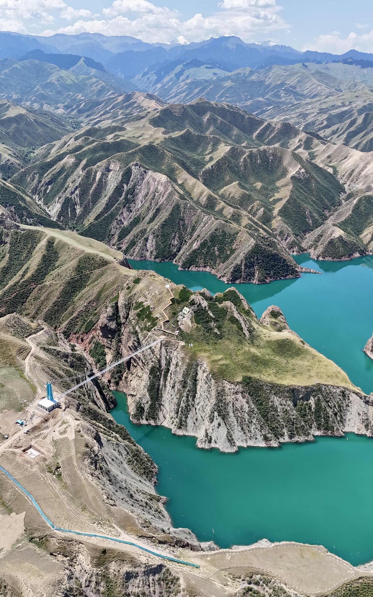 新疆S101国防公路，号称小独库公路。肯斯瓦特水库，阳光灿烂，山河壮丽。#第