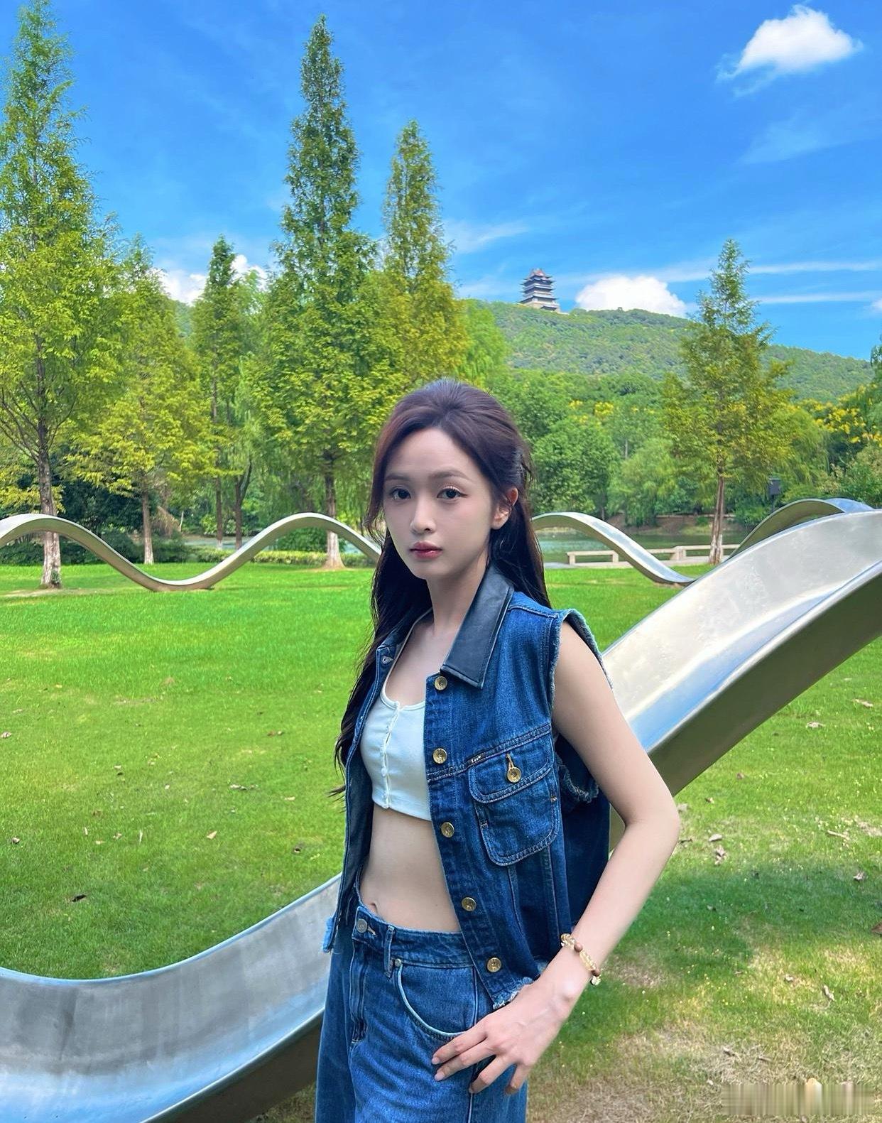 吴宣仪的小腹已经这么平坦了，还要刻意收腹，再这么收下去，连腹肌都要看不到了。​