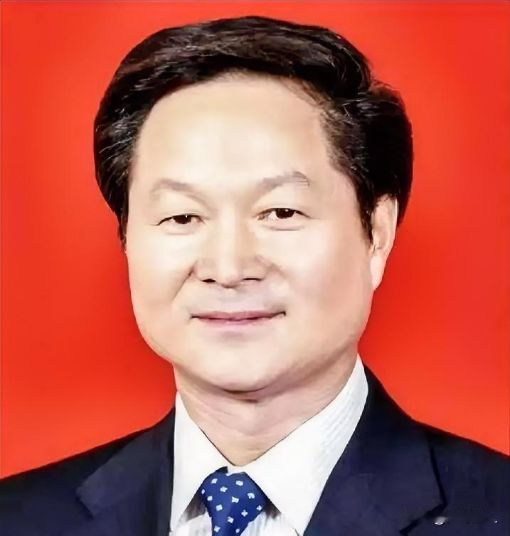 我跟苏州体制内的朋友通电话，他第一句就是“吓死了！金海龙居然被查了！”声音都在抖