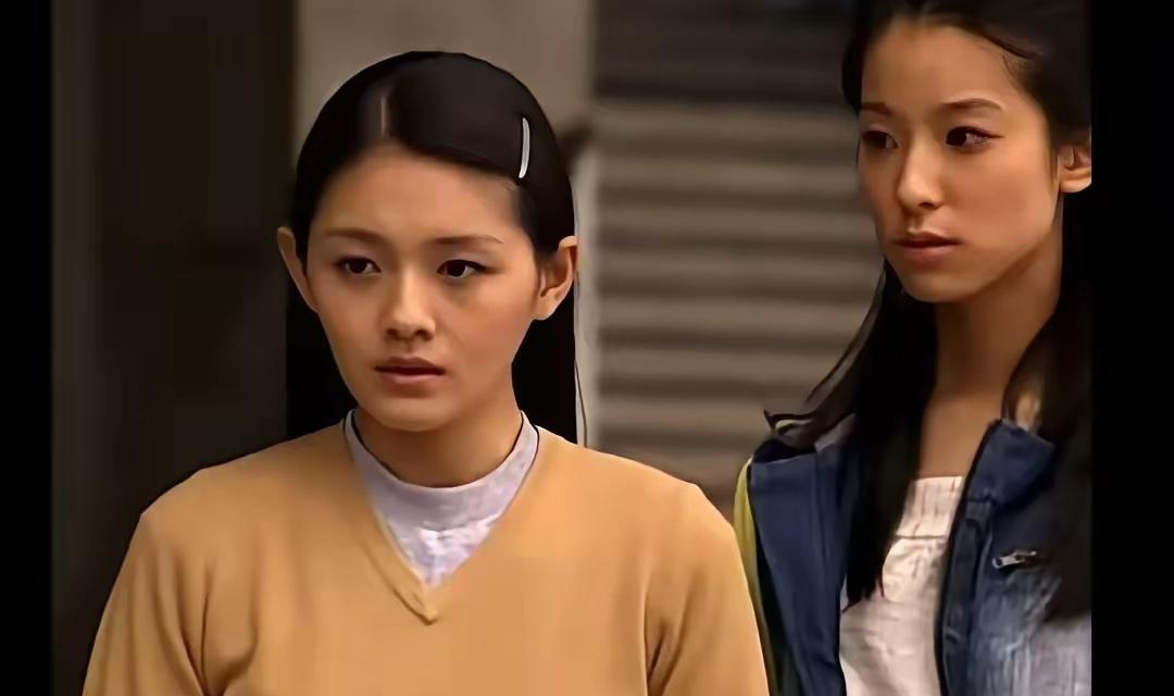 看大S剧照才明白，她属于那种能把土气衣服穿很美的女人！大概就是这种天生丽质，才
