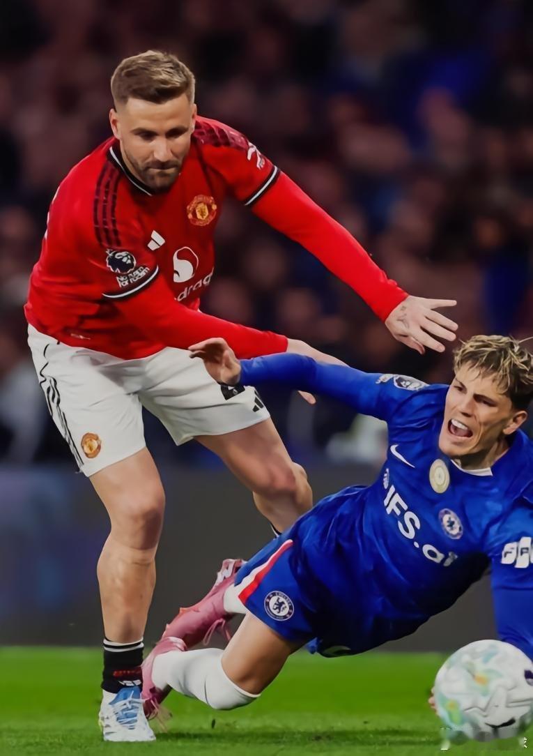 曼联加纳乔曼晚：曼联4000万镑卖掉加纳乔如今看来堪称神来之笔。切尔西在主场0