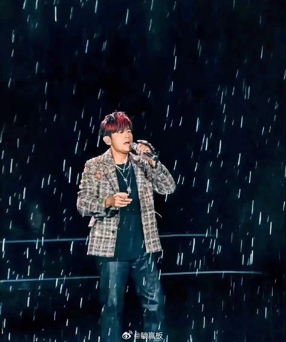 我可以接受周杰伦演唱会下大雨，也可以接受他胖了、老了，但我接受不了的是，3小时你