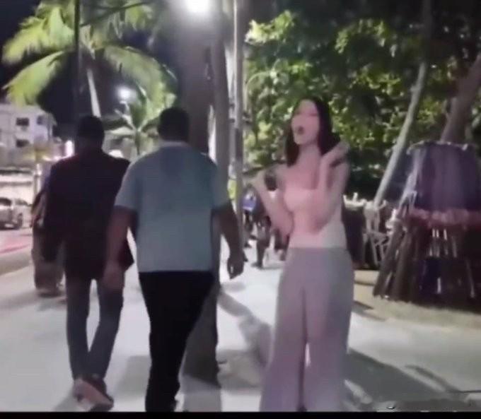 一位韩国网友转发了一段网络上流传的视频，显示两名印度男子在泰国经过曼谷的一个街道