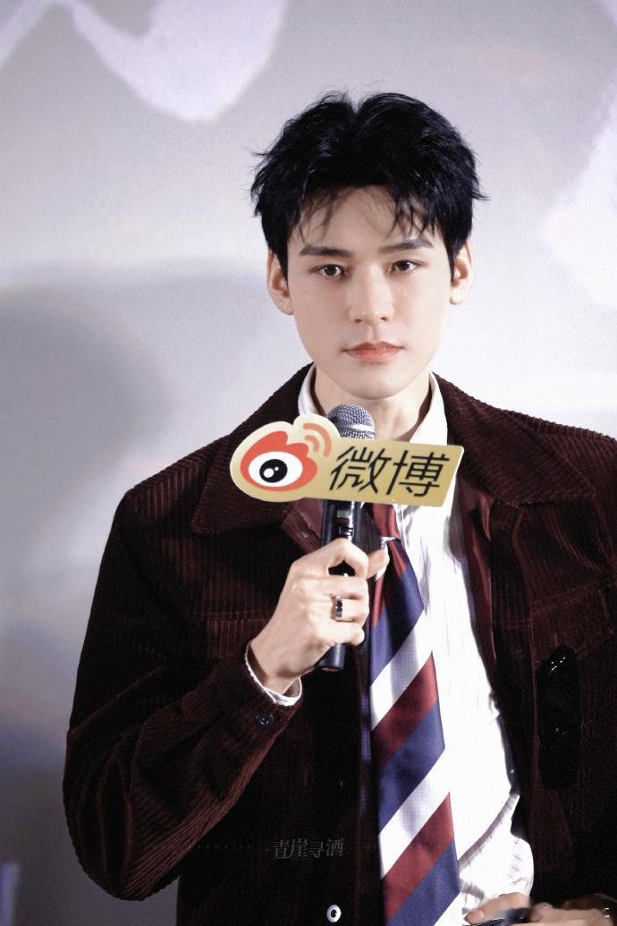 龚俊手表里都有啥龚俊的手表怕不是有魔力？访谈时无意识抠表带，直播听发言时也手痒