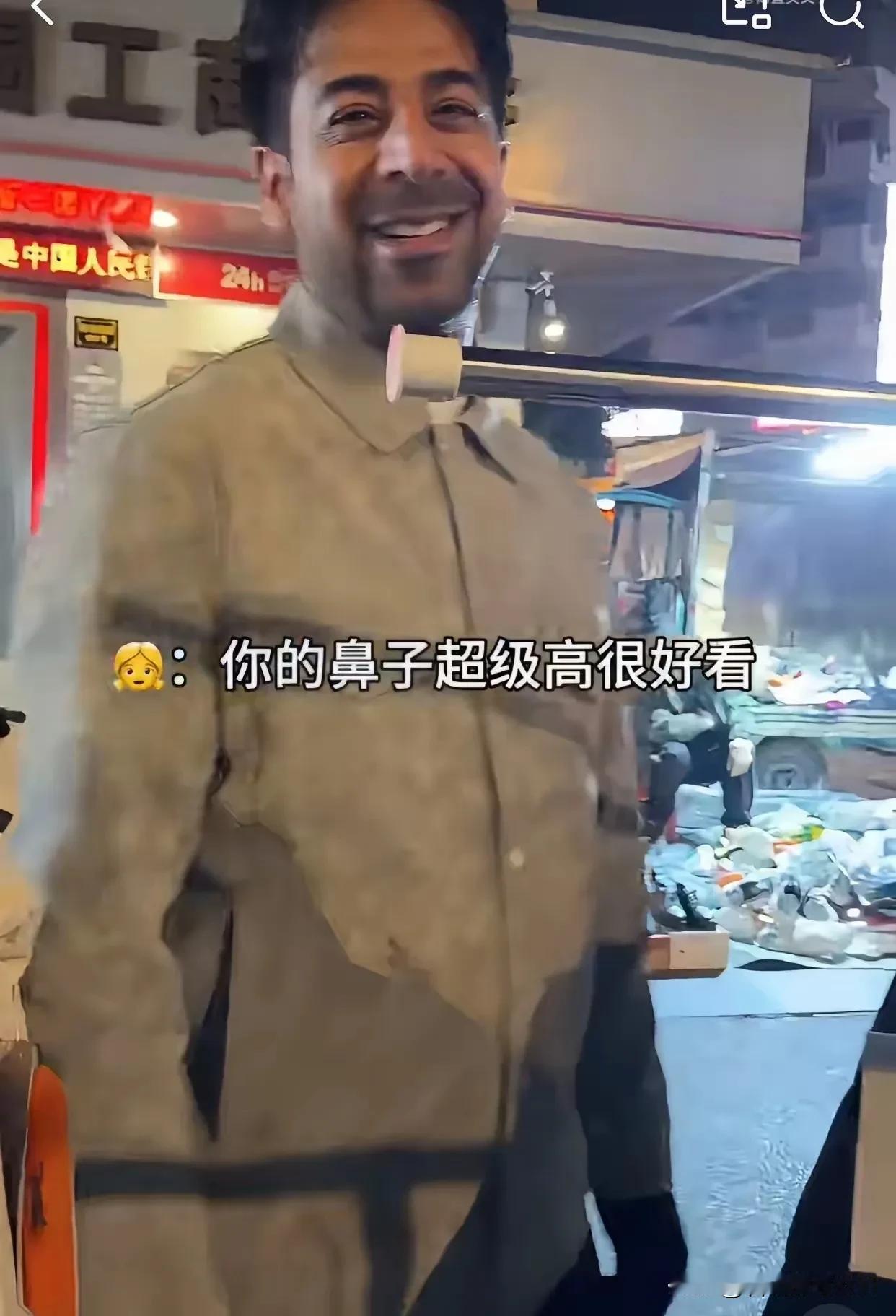 近日，浙江一姑娘在摆地摊卖男装时，迎来了一位印度顾客！这名印度男子在她的摊位前