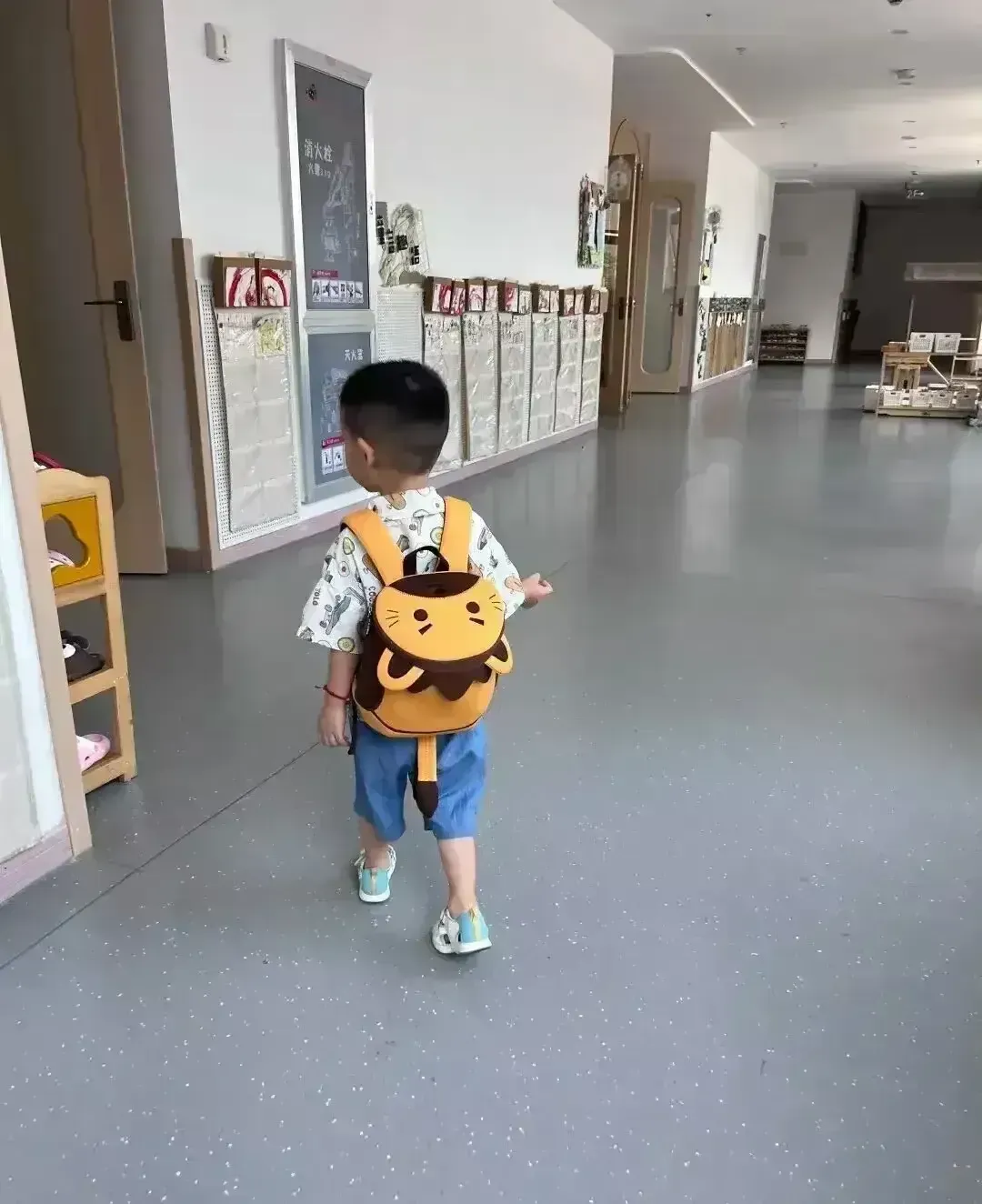 “太可怕了！”河南郑州，一男子将女儿送到幼儿园，并亲眼看到老师带女儿进了教室。万