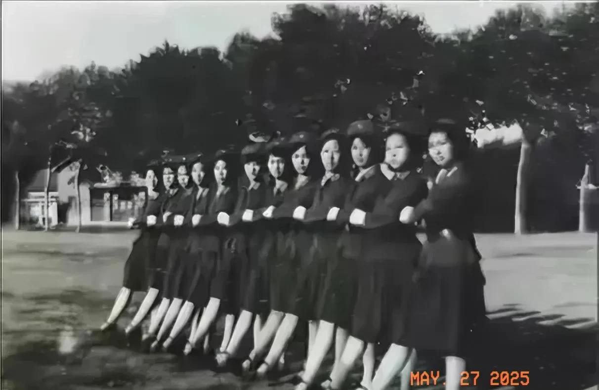 我和我邻居履历几乎相同，我俩是同一年兵，年龄相同，同一年考上了部队护校，毕业以后