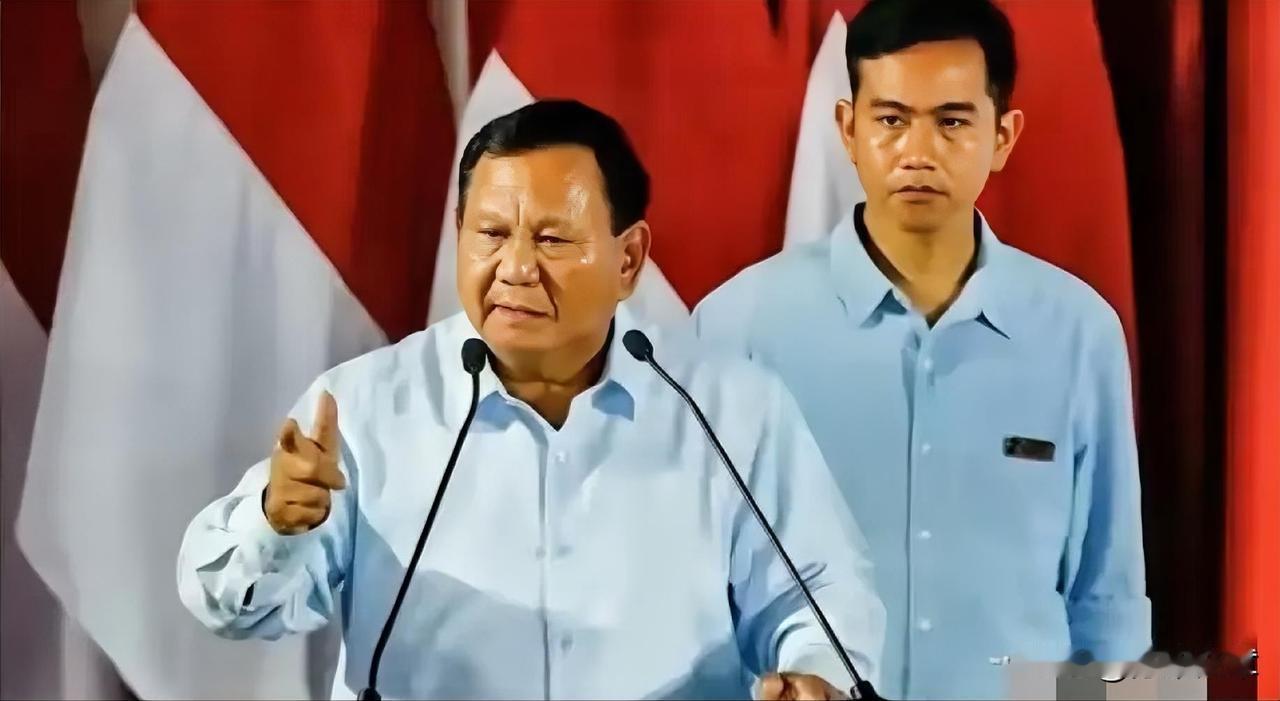 2026年6月底，印尼苏拉威西港口。中国工程师花了三周，拆掉一台20多米高的锈蚀
