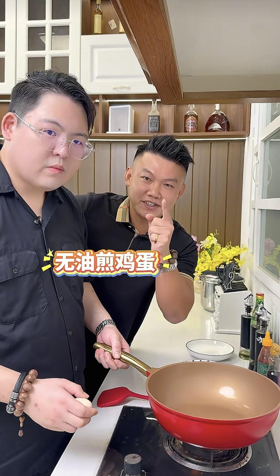 10月11日，向佑更新视频，又在做饭了，做的是无油煎鸡蛋，他坐着时挺胖，不善言语