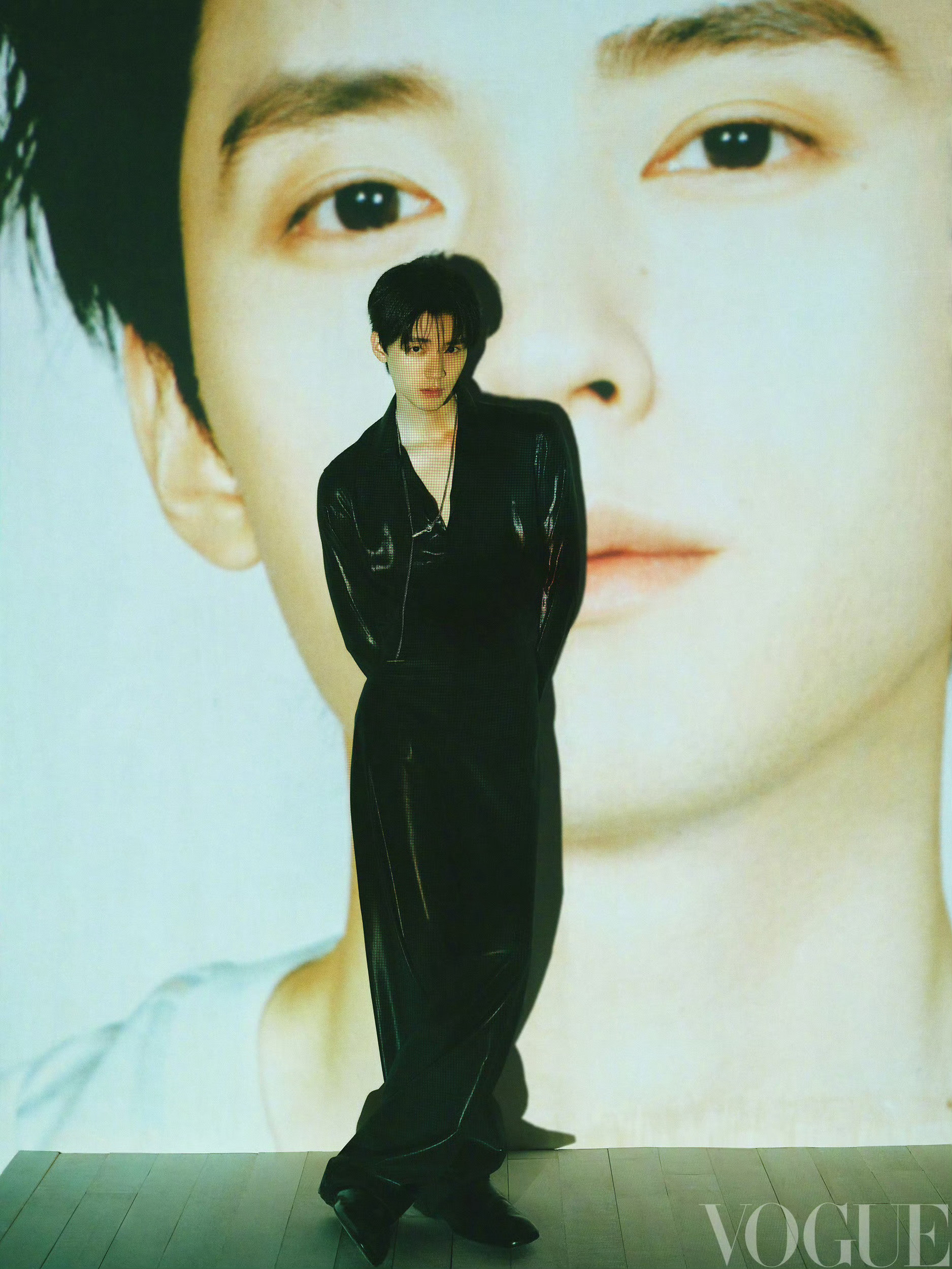 Vogue最新群封集齐了各个领域的青年领袖👀1️⃣青年演员周翊然，李宛妲2️⃣