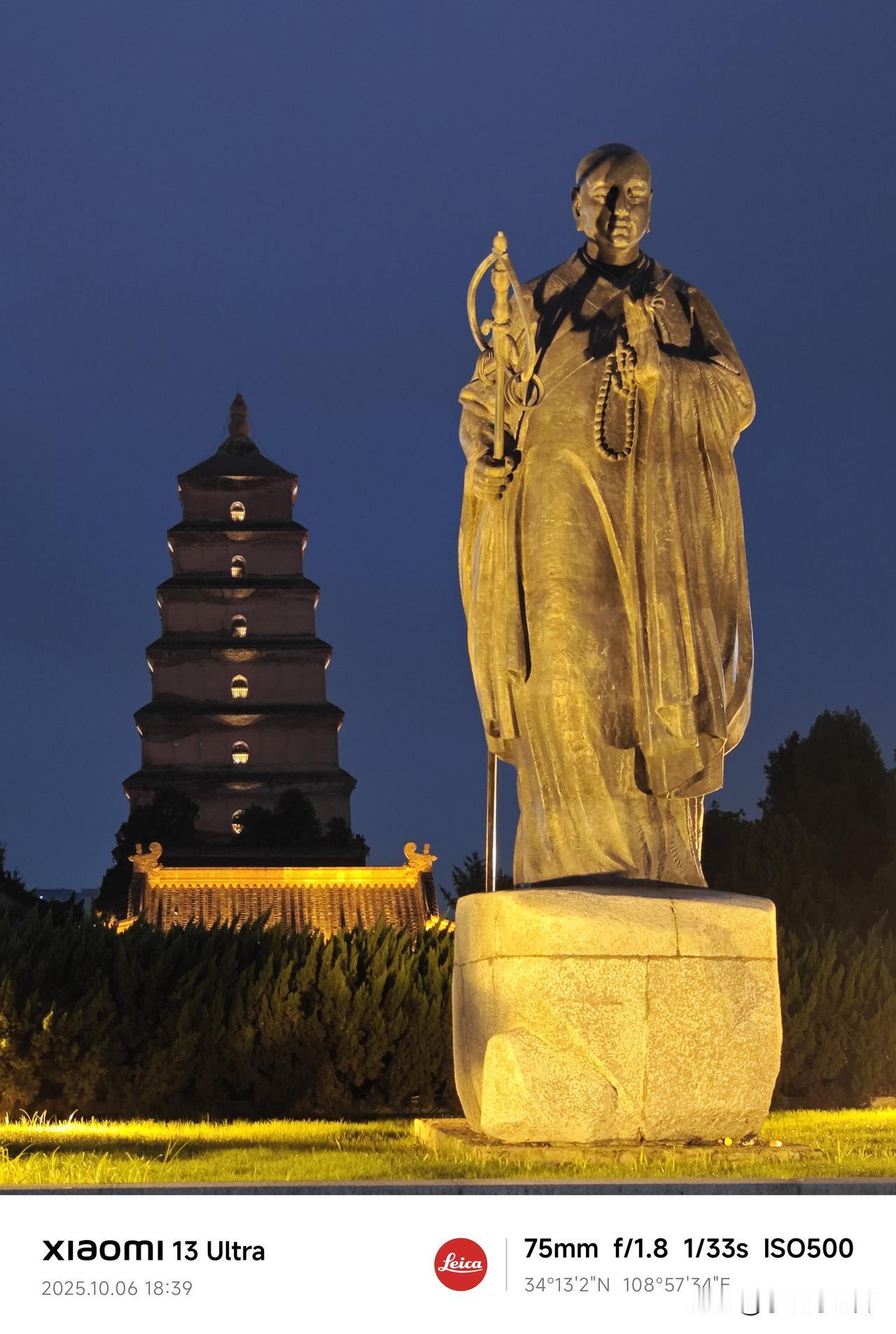 国庆西安行的最后一晚，17年后再会大雁塔，佛影依旧，但周围已经物是人非。国庆游西