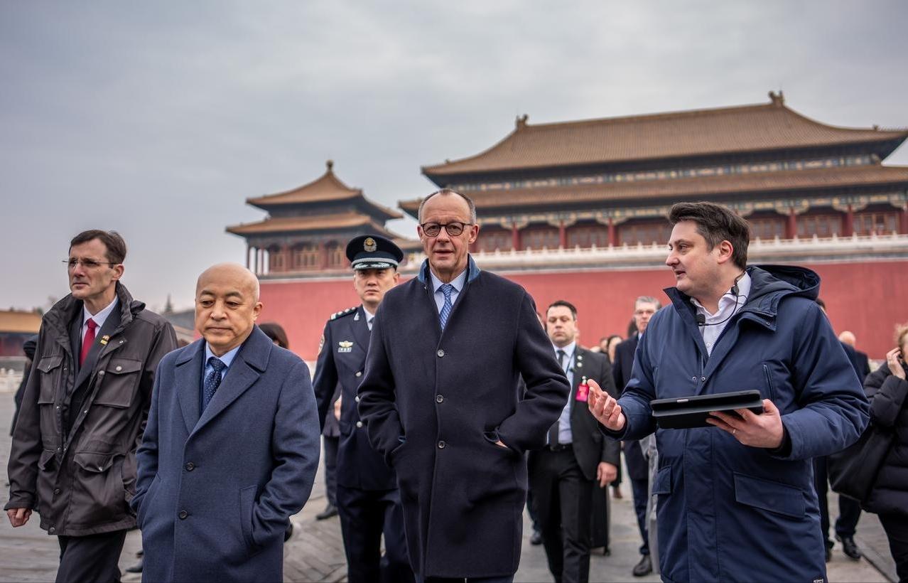2月26日，德国总理默茨参观故宫，他在乾清宫“正大光明”牌匾前驻足了很久，得知这
