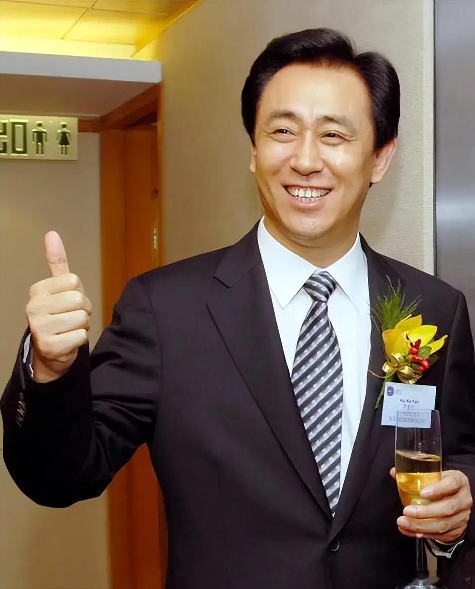 许家印无期徒刑许家印今年才68岁，头发全白，连眉毛也白了，让人很意外。可能是他