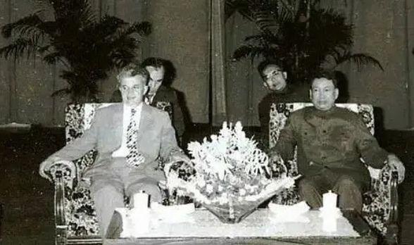 一个快速消灭人口，一个快速增殖人口，互补。生与死，轮回不止。说起来，还有