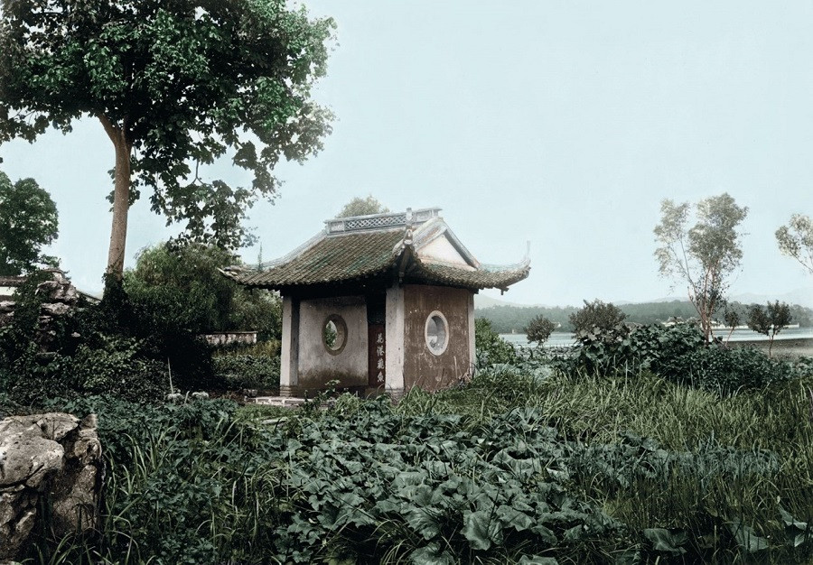 20世纪初西湖“花港观鱼”场景，古亭隐于草木，湖光山色朦胧