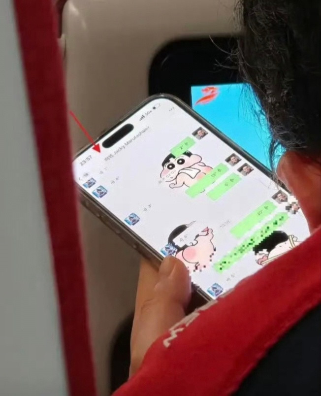 向佐向佑聊天记录在飞机上偷拍人家，就没必要还得意洋洋地发到网上来了吧！还有人家