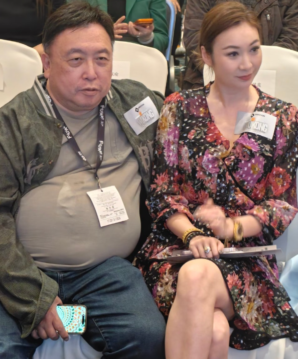 一次对两位女演员动手动脚这是习惯使然吗文隽召集一众演员探讨AI电影的发展。彼时
