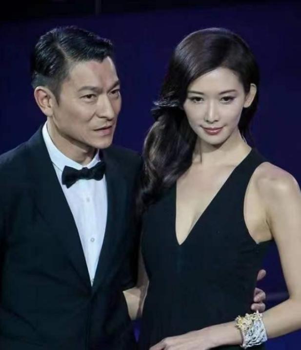 2019年，林志玲大婚，请了半个娱乐圈，却唯独没有请刘德华，刘德华生气地问她：“