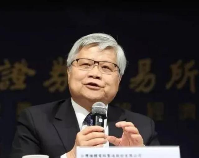 台积电董事长魏哲家高调放话，会加速美国工厂产能扩张及技术升级，然而外媒却赤裸裸的