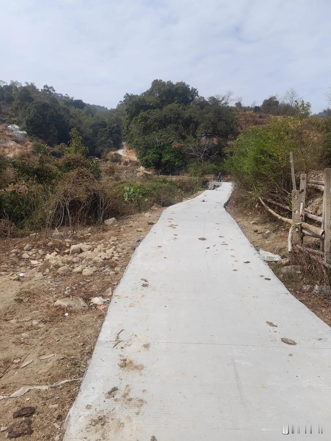 村里的致富路…乡村水泥板路